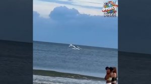 Небольшой самолет потерпел крушение в прибрежных водах Северной Каролины, США, недалеко от пляжно...
