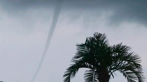 Водяной смерч обрушился на пляж в Краснодарском крае: видео