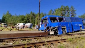 Пассажирский автобус столкнулся с поездом в Ленобласти: кадры с места ДТП