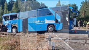 Хотел проскочить перед составом: подробности ДТП с автобусом в Ленобласти