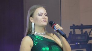 Певица поёт песню, песня: Мама, я танцую