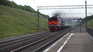 Тепловоз 2ТЭ10М-3576 с составом из фитинговых платформ.