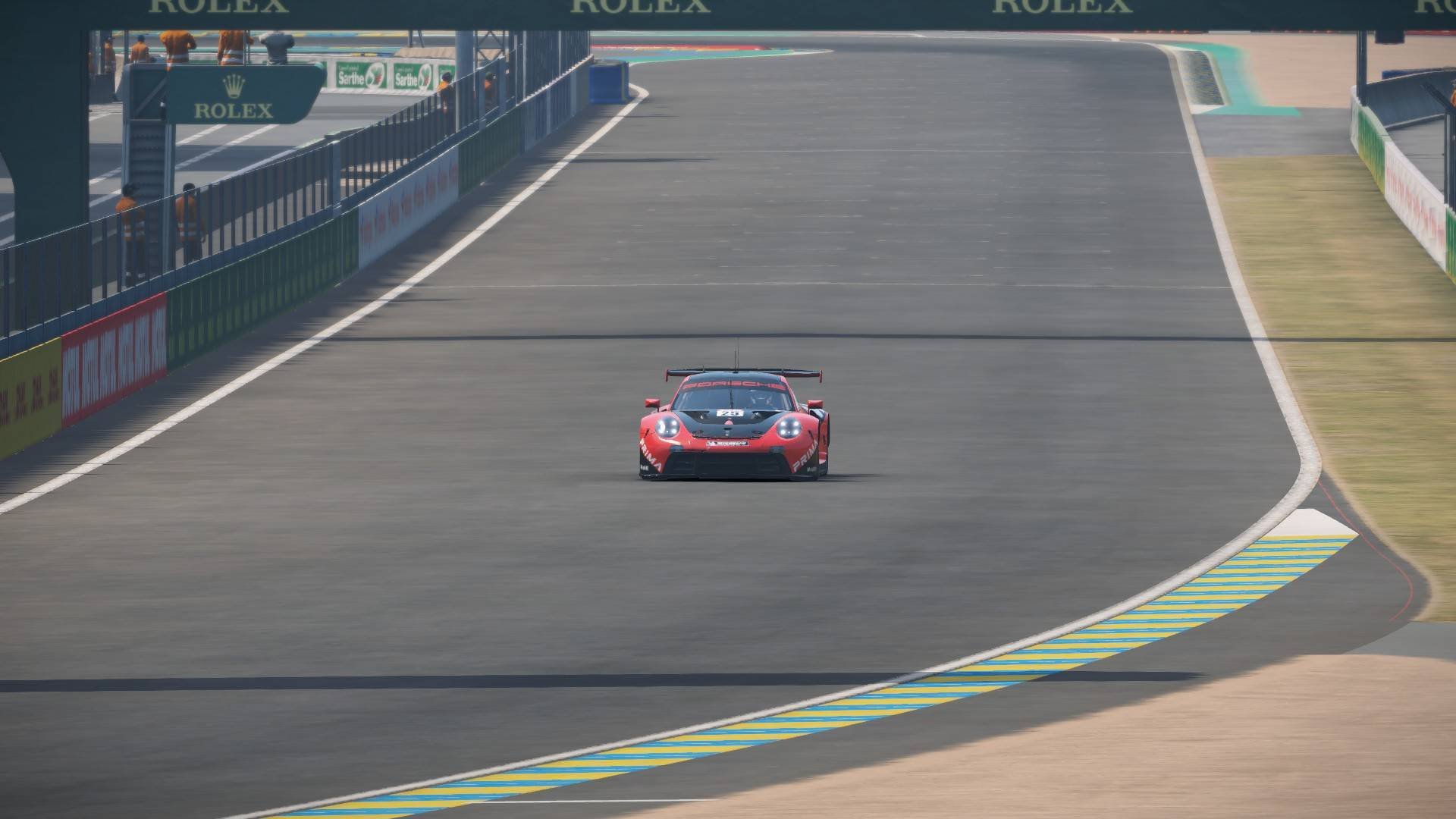 Сравнительные тесты: Porsche 911 RSR и Aston Martin Vantage.
