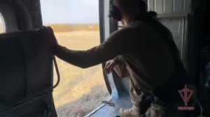 В Республике Карелия СОБР и ОМОН Росгвардии отработали беспарашютное десантирование