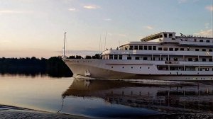 теплоход "Ленин" с теплохода "Генерал Лавриненков"