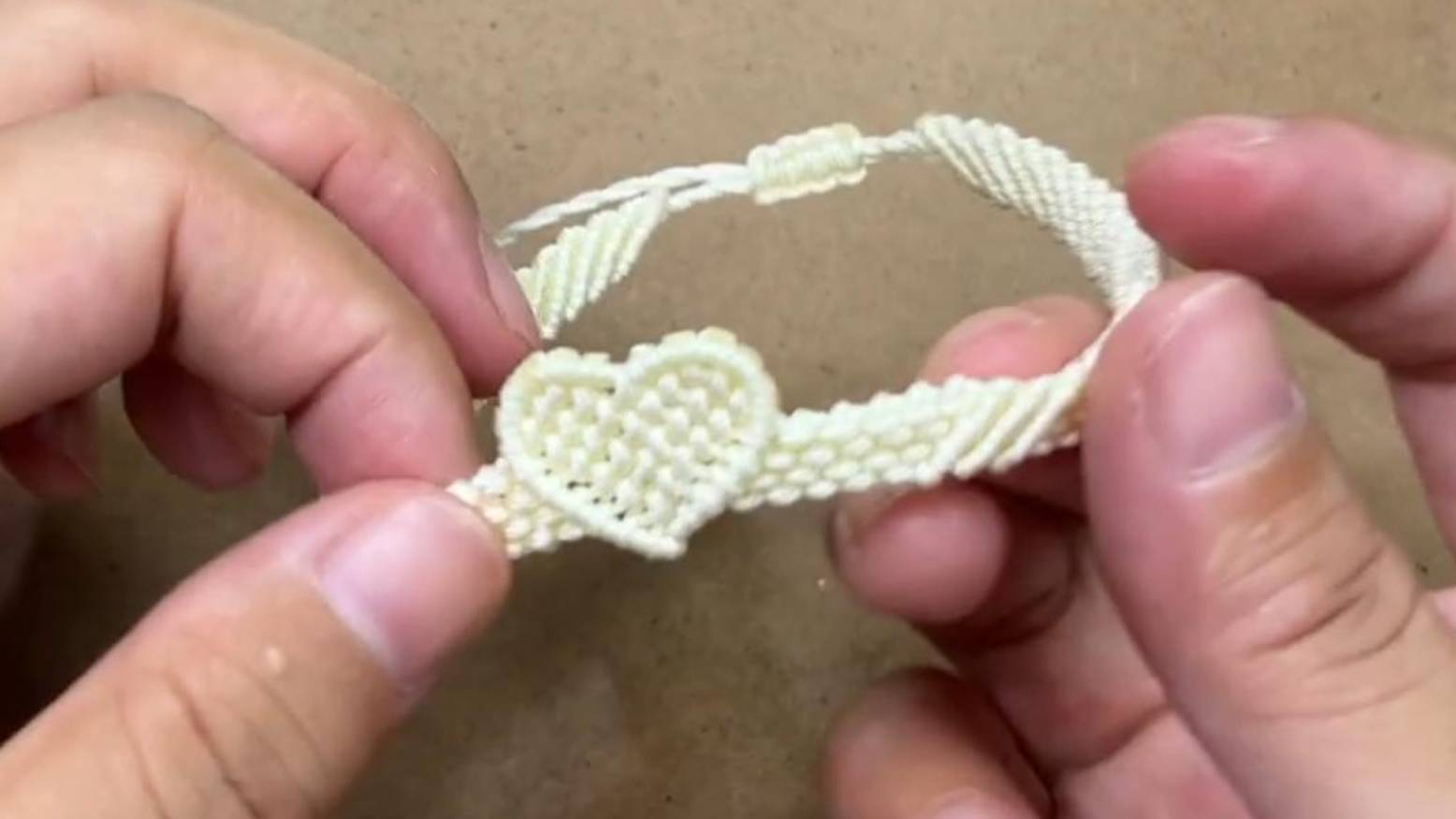 Сделай сам браслет-макраме в виде сердца _ Простой браслет-макраме смотреть онлайн