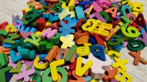 Деревянные цифры и буквы для детей, играем в сортер алфавит