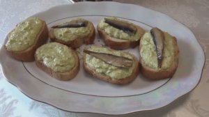 Бутерброды со шпротами, солеными огурцами и яйцами .🌿🍲