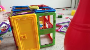 играем в детский магнитный конструктор, построили домик из деталей магнитного конструктора