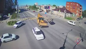 Массовое-ДТП-с-трактором-в-центре-Волгограда-15-мая