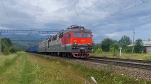 ВЛ85-052 с грузовым поездом следует через о.п. Мурино ВСЖД. Дата съемки: 02.08.2025