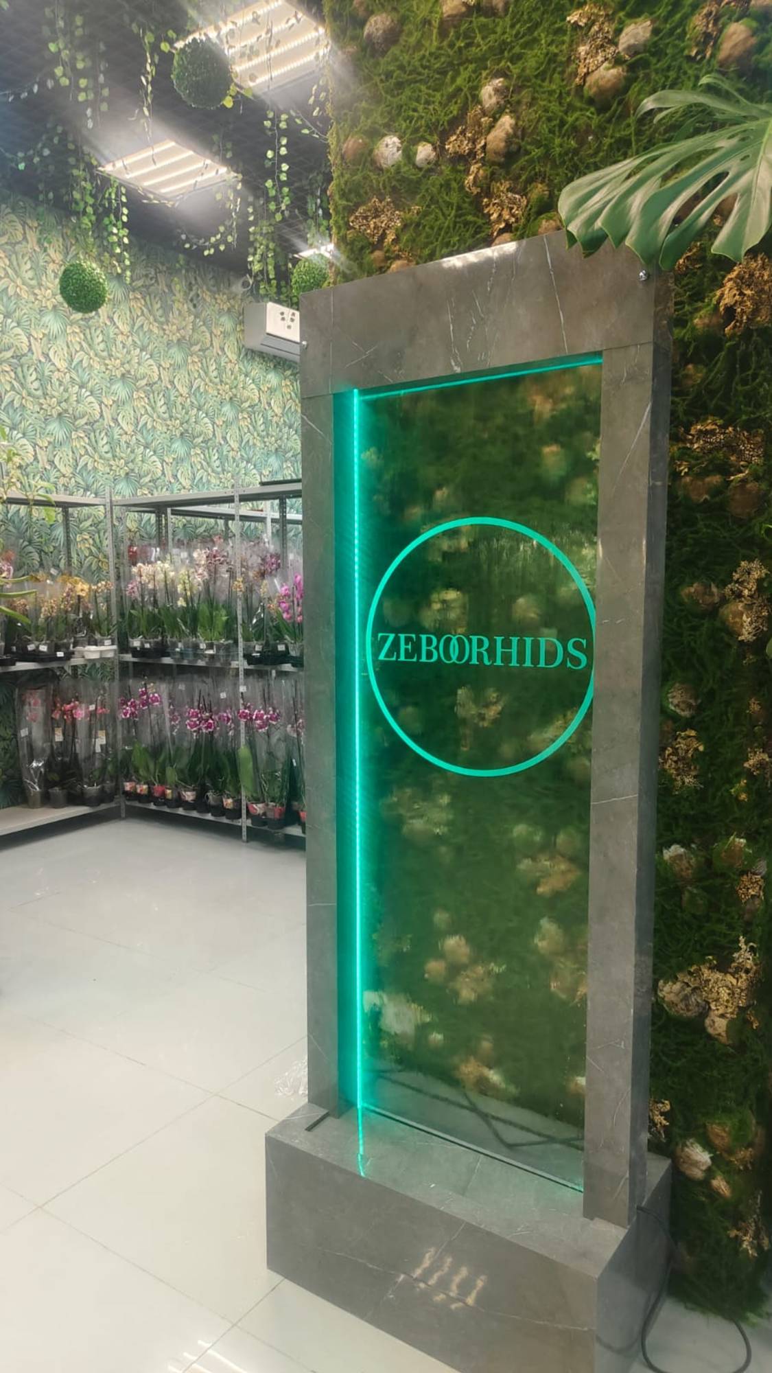 Стационарный водопад с логотипом.