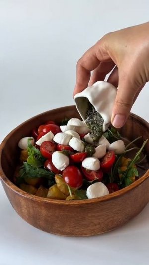Сытный салат с запечённые картофелем и песто 🥔