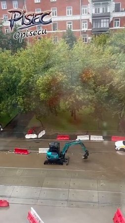 🚜 На борьбу с последствиями ливня в Москве вышла коммунальная техника.