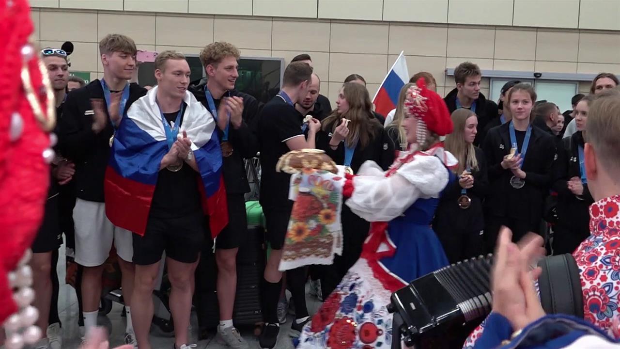 В Москву вернулись триумфаторы чемпионата мира по водным видам спорта в Сингапуре