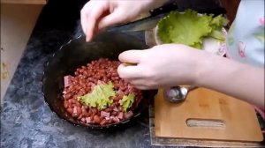 Салат с фасолью, копченой колбасой и сухариками