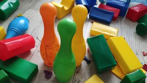 играем в большие кубики и кегли для малышей