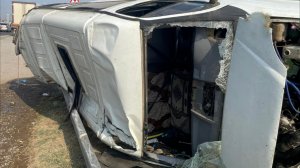 Появились кадры перевернувшейся в Дагестане "Газели" с пассажирами