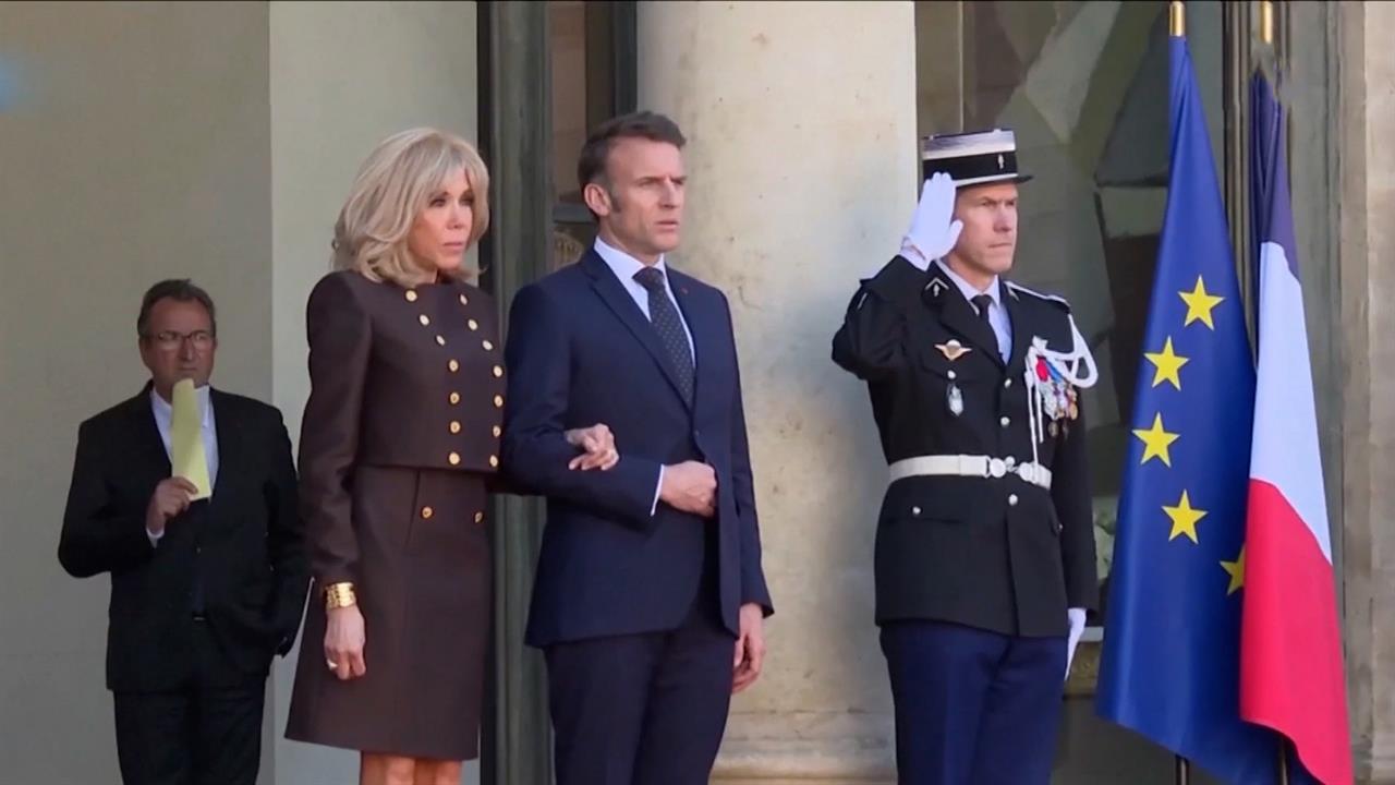 Макрон попросил Трампа "заткнуть" журналистку из-за слов о гендере его жены Брижит