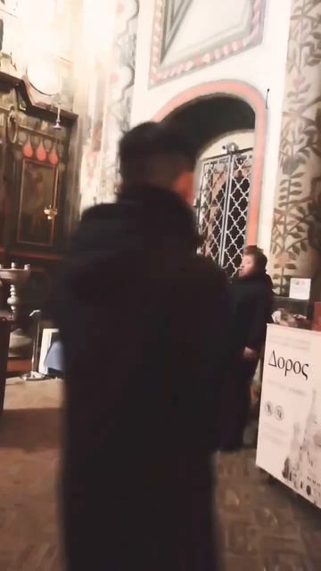 парни поют в храме, божественное песнопение смотреть онлайн