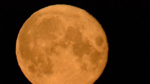 Полнолуние, самолёт пролетает на фоне Луны