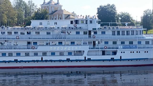 теплоход "Президент" в Угличе с теплохода "Генерал Лавриненков"