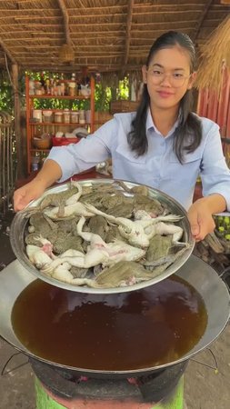 Удивительное приготовление лягушек от деревенского шеф-повара #CookFrog #Frog #cooking [(Amazing Coo