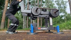 Приседаю с весом 125 кг на спец тренажëре