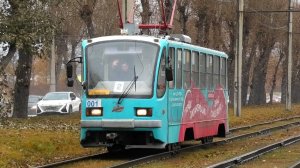 "Встреча двух Двоек". Трамваи УТМ 71-403 №001 и УТМ 71-405-11 №025 следуют по проспекту Космонавтов