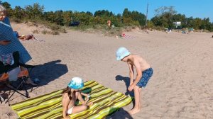 На пляже с сестрой