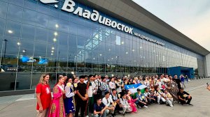 Детей из Узбекистана встретили хлебом-солью и хороводом во Владивостоке