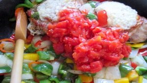 Индейка, тушенная с помидорами и чесноком
