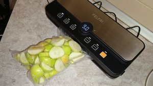 Демонстрация работы вакууматора для продуктов Felfri FVP-005