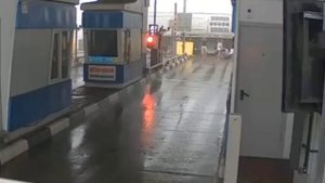 Кадры момента ДТП в Тульской области со столкнувшимся с опорой автобусом