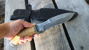 Нож Каратель с рукоятью из карельской березы с литьем из мельхиора.