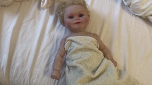 РЕБОРН ЕВА УЛЫБАЕТСЯ ПОСЛЕ КУПАНИЯ