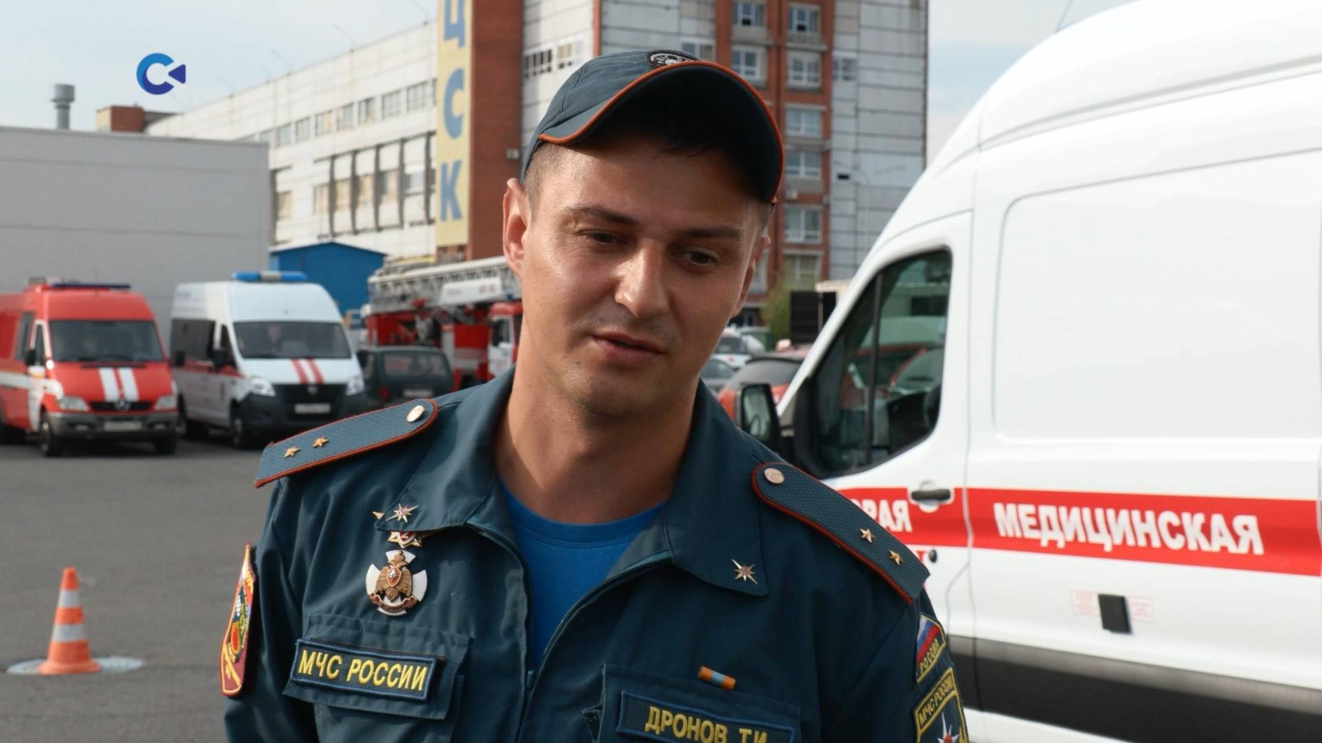 В Петрозаводске фельдшеру МЧС Тимуру Дронову вручили ведомственную награду