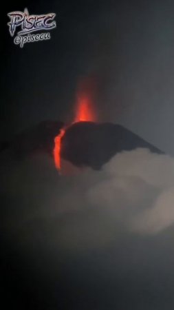 ⚡️Момент извержения вулкана Ключевская сопка: за сутки зафиксировали два мощных выброса пепла — д...
