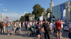 Машины будущего на ВДНХ - беспилотный грузовичок посреди гоночных автокаров