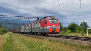 3ЭС5К-954 с грузовым поездом следует через о.п. Мурино ВСЖД. Дата съемки: 02.08.2025