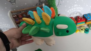 играем в сортер динозаврик с колючками для малышей, развивающие игры для малышей