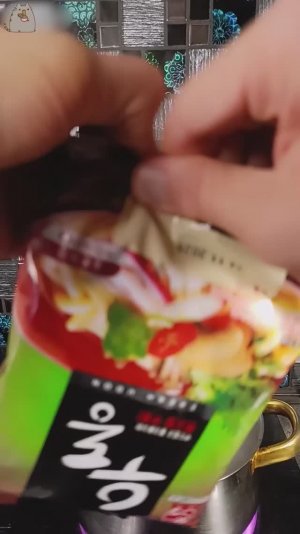Ем удон быстрого приготовление , корейская лапша . ( ВЕКСНАЯ ДАДА)