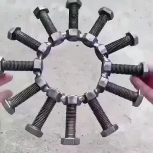 Универсальный ключ под любые размеры гайки.