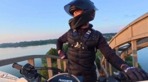 Полиция оштрафовала мотоциклиста-экстремала, заехавшего на арку Горбатого моста