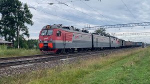 3ЭС5К-1316 с грузовым поездом следует через о.п. Мурино ВСЖД. Дата съемки: 02.08.2025