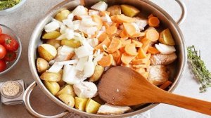 Индейка с овощами на сковороде