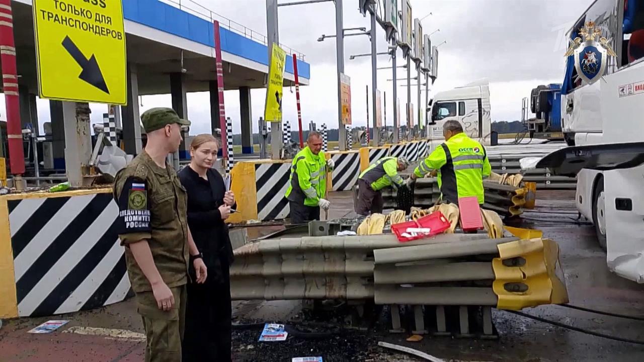 На трассе М4 "Дон" под Тулой пассажирский автобус врезался в опору на пункте оплаты
