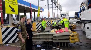 На трассе М4 "Дон" под Тулой пассажирский автобус врезался в опору на пункте оплаты