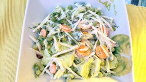 Салат из кольраби с молодыми овощами и зелёным горошком.