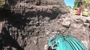 Строительство, экскаватор копает песок_Watermark